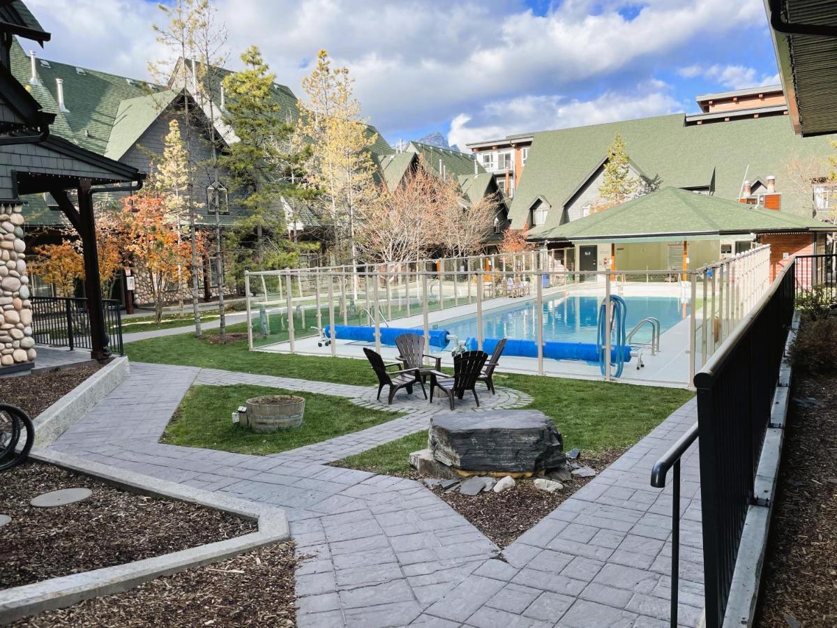 Renovated Chalet At Mystic Springs, Mountain Views, Pets Welcome! Canmore Exterior foto